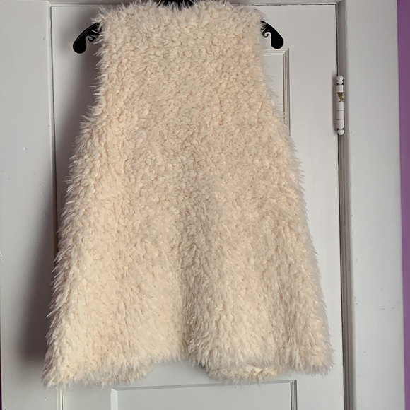 We have a Very Pretty comfortable XS/S Tan Vest. - Picture 4 of 4